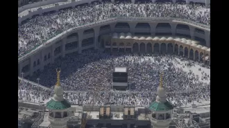 Over 1300 people, including an Australian, have died during Hajj due to extreme heat.