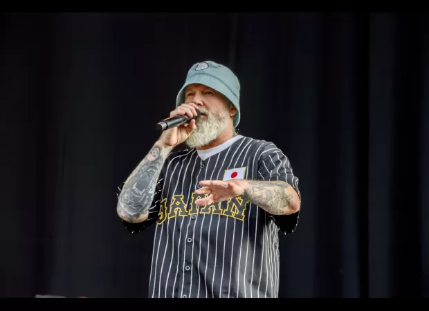 53-year-old rock icon, from the 90s, looks drastically different on stage years after famous song.