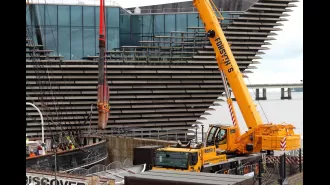 Ancient rudder of RRS Discovery taken out for refurbishment after 120 years.