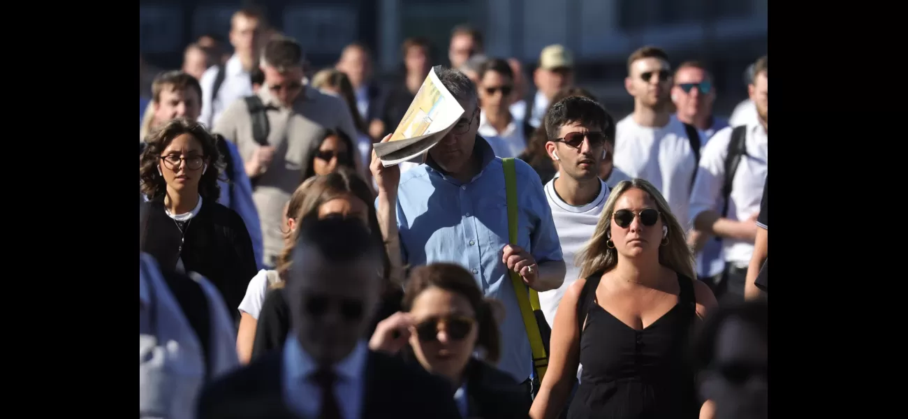 London residents prepare for hot conditions as heatwave persists.