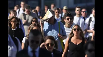 London residents prepare for hot conditions as heatwave persists.