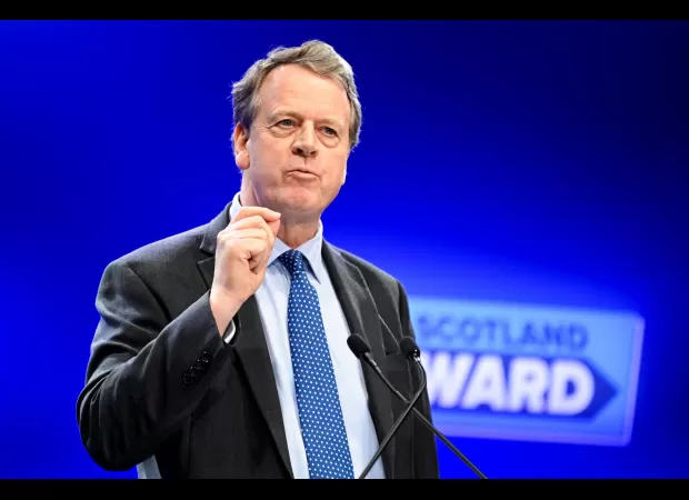 Minister confesses to gambling on when election will occur, as contenders gear up for last televised discussion.