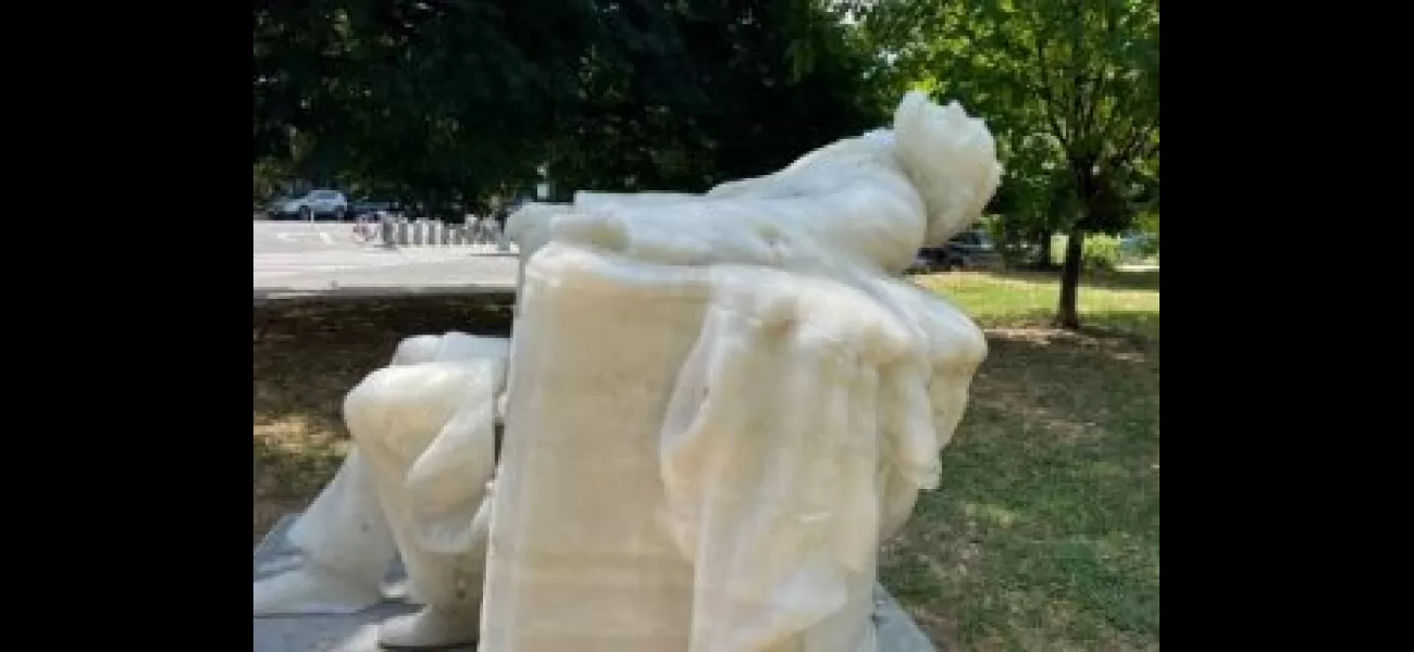 Excessive heat causes wax figure of former US president Abraham Lincoln to melt in Washington D.C.