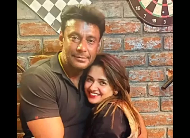 Karnataka Police investigating murder of fan issues notice to Sub-Inspector regarding make-up of suspect in custody.