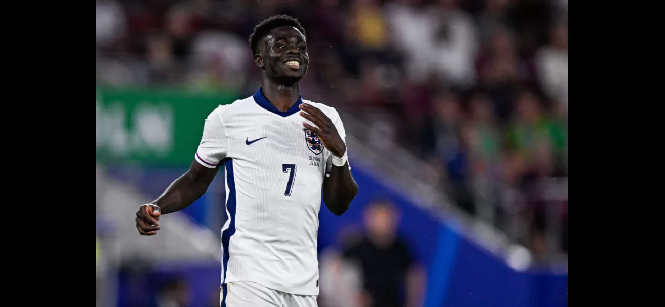 Paul Scholes criticizes former Arsenal players for suggesting Bukayo Saka should play in midfield.