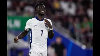Paul Scholes criticizes former Arsenal players for suggesting Bukayo Saka should play in midfield.