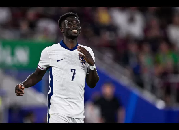 Paul Scholes criticizes former Arsenal players for suggesting Bukayo Saka should play in midfield.