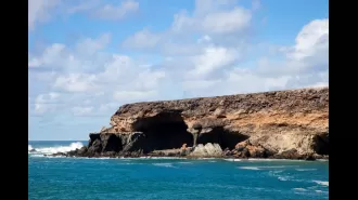 A woman from Britain has passed away after being carried away by a wave at well-known caves in the Canary Islands.