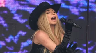 Despite sound issues, Shania Twain delivers a memorable performance at Glastonbury.