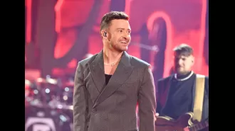 Justin Timberlake makes a joke about his drink-driving arrest during a performance in a viral video.