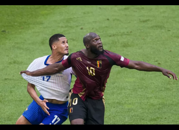 Commentator criticizes Romelu Lukaku for being easily contained by William Saliba during Euro 2024.