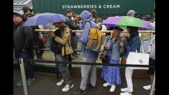 Rainy weather predicted for Wimbledon as crowds gather.