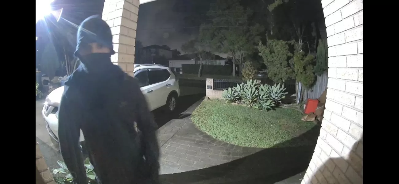Suspect flees after targeting solo female pedestrians in Sydney.