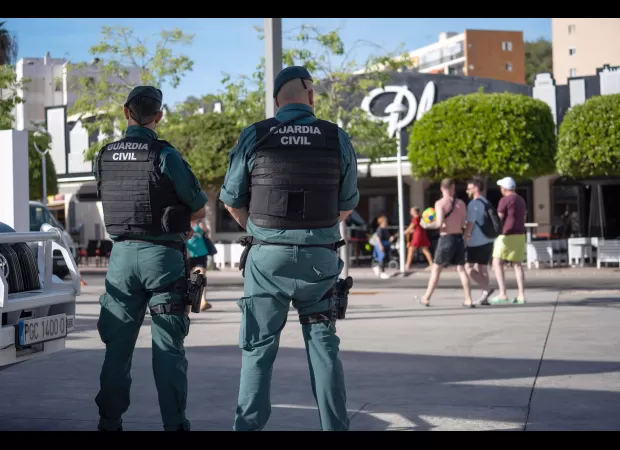 Authorities search for UK citizen who assaulted visitor during physical altercation in public setting.