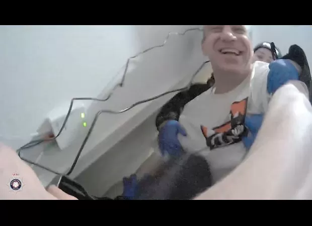 Police officer attacked by man with knife while trying to make an arrest, man found the situation amusing.