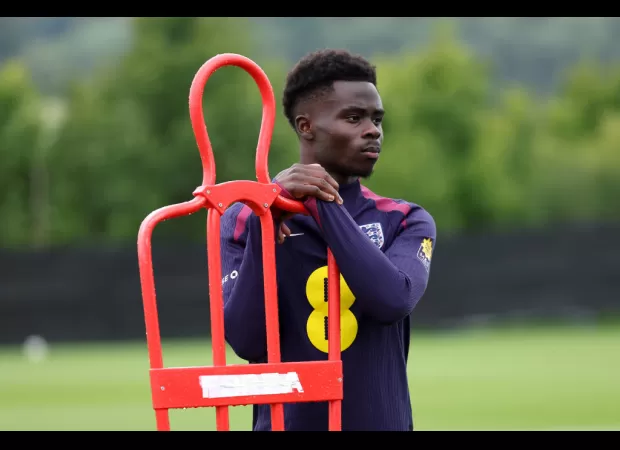 Sheringham advises Southgate on where Saka should play for England.