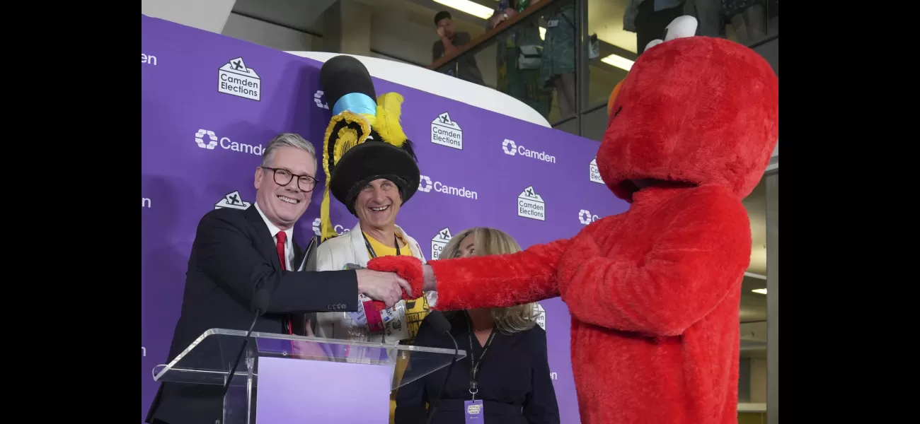 Starmer celebrated his victory with Elmo and a man in a giant hat by his side during his victory speech.