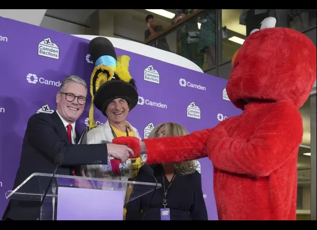 Starmer celebrated his victory with Elmo and a man in a giant hat by his side during his victory speech.
