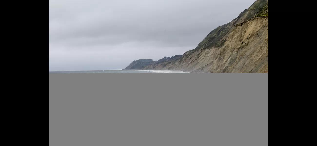 Hikers stuck on Daly City cliff rescued by responders.