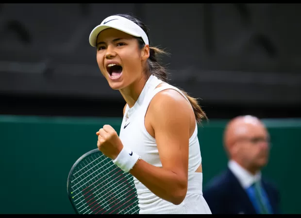 Tennis coach Judy Murray clarifies her statement regarding Emma Raducanu's unexpected withdrawal from Wimbledon.