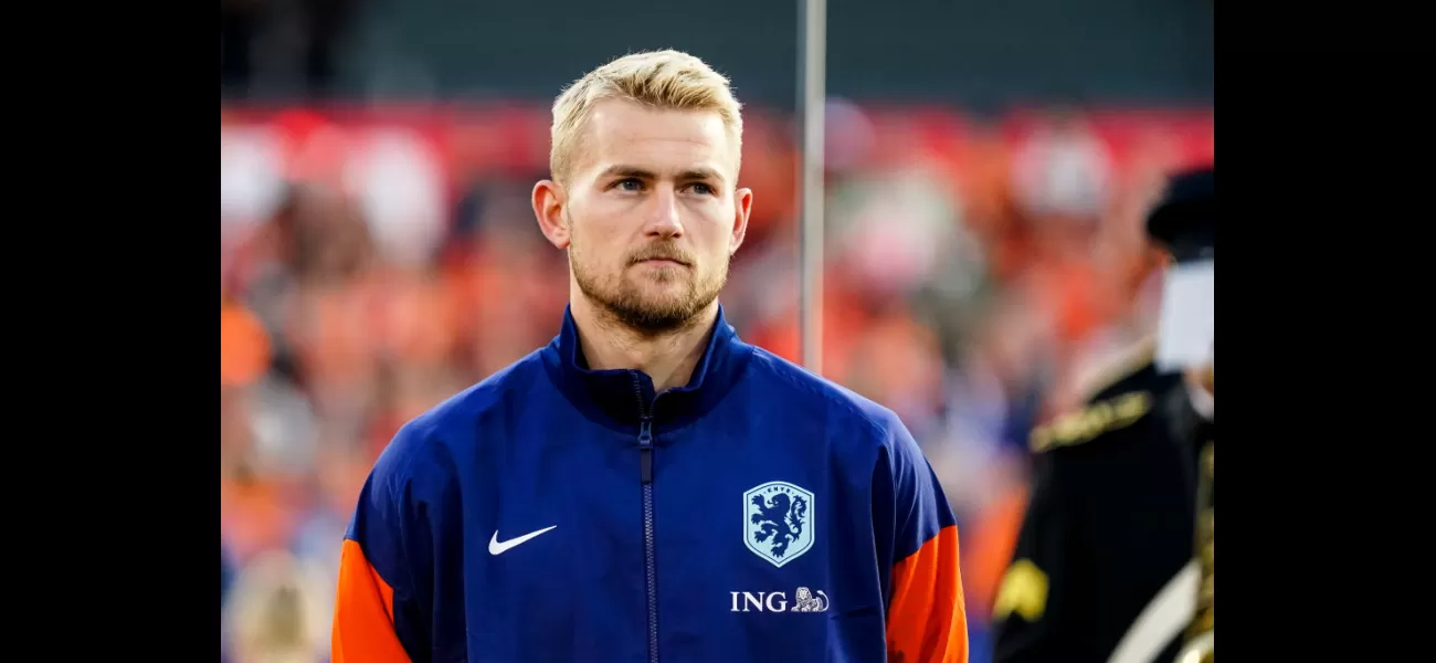 Ajax manager Erik ten Hag has advised defender Matthijs de Ligt against a transfer to Manchester United.