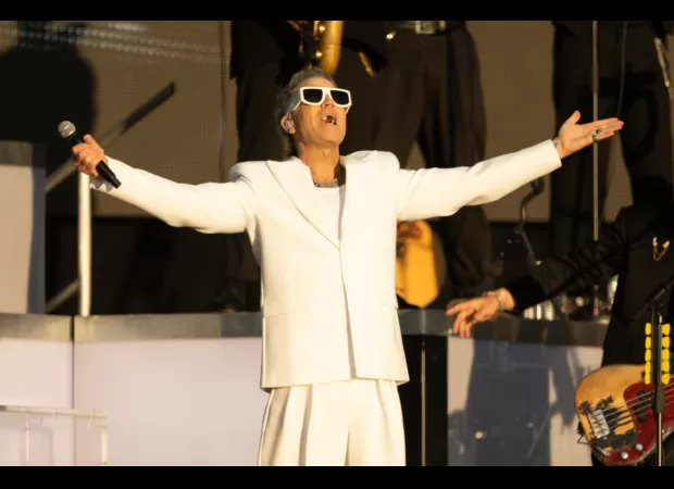 Robbie Williams hilariously overlooked a marriage proposal at BST Hyde Park performance.