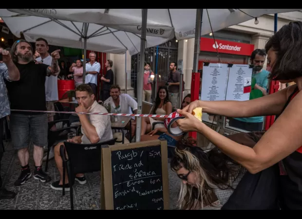 Tourists in Barcelona are being targeted with water by protesters, but the reason for this action is unclear.