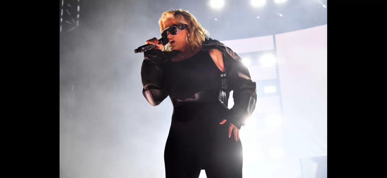 Famous singer ejects fan who threw items at them during performance.