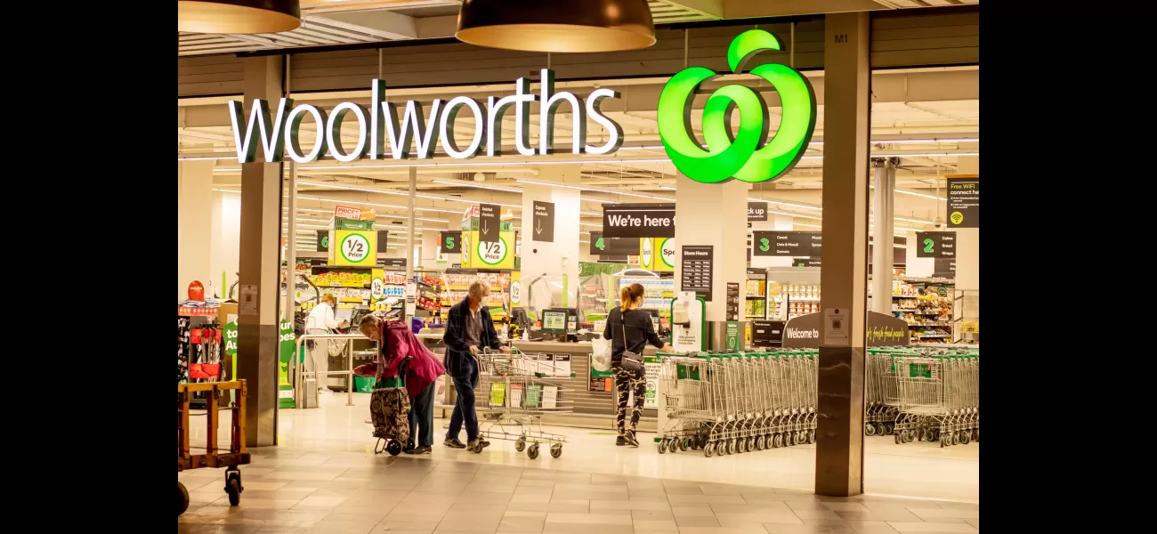 Woolworths will once again sell Australian flags in their stores.