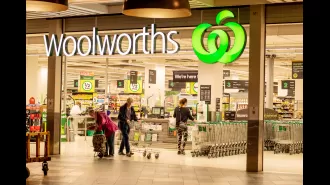 Woolworths will once again sell Australian flags in their stores.