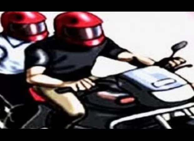 Robbers shoot, steal Rs 12 lakh from gas station worker.