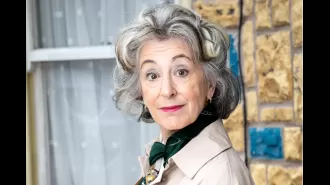 Longtime Coronation Street star criticizes show's quality before leaving.
