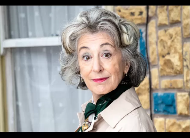 Longtime Coronation Street star criticizes show's quality before leaving.