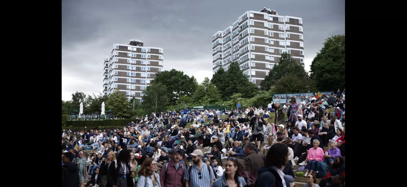 Possible paraphrase: Bleak forecast for Wimbledon semis as London faces cloudy conditions.