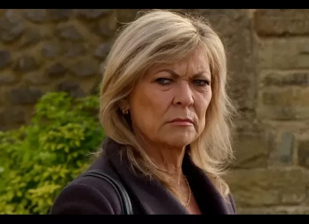 Kim lies about Evan's condition, risking her own life, as he is taken to the hospital.