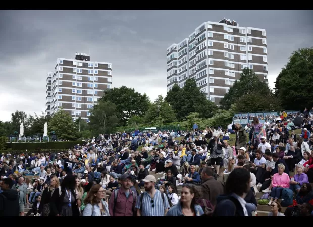 Possible paraphrase: Bleak forecast for Wimbledon semis as London faces cloudy conditions.