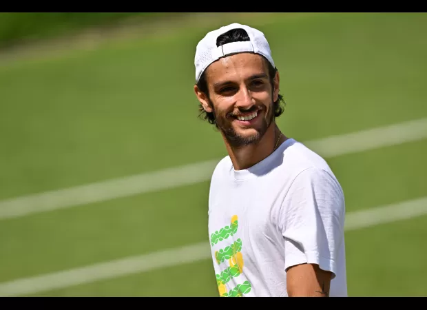 Wimbledon underdog warns Djokovic after impressive performance.