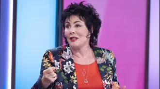 Ruby Wax gets injured on vacation, making her end up in a wheelchair, but she still manages to find humor in the situation.