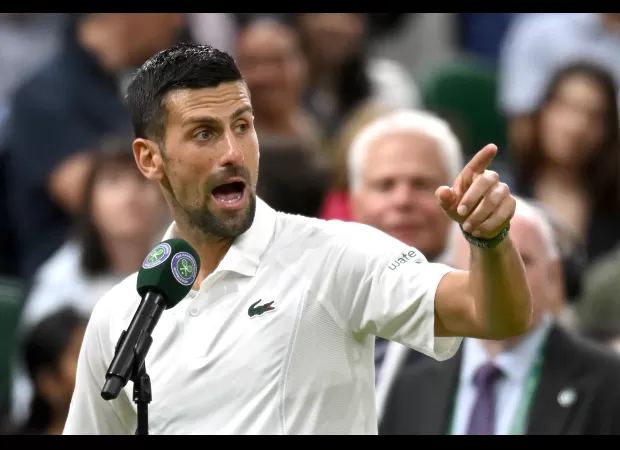 What is the reason for the constant booing of Novak Djokovic at Wimbledon?