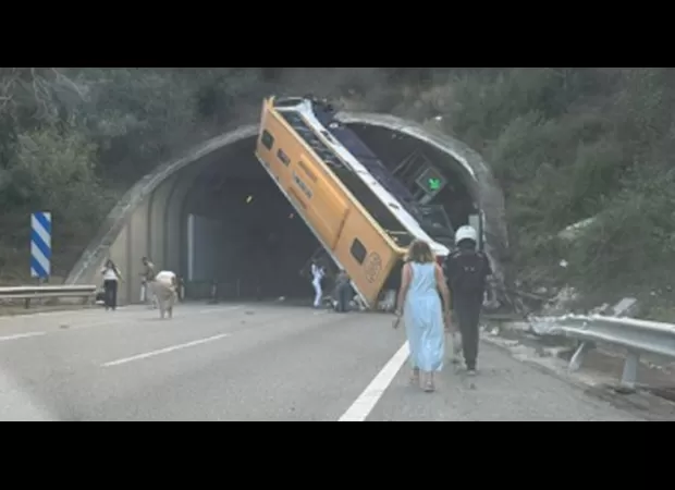 The coach accidentally obstructs the tunnel at a 45 degree angle when rolling over.