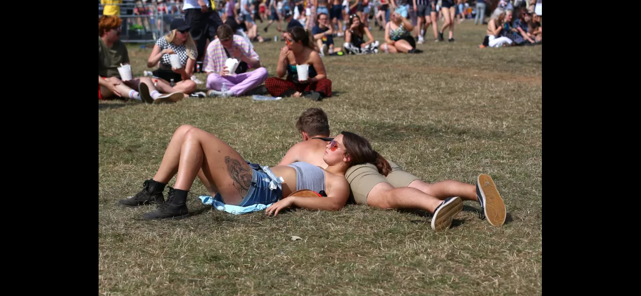 London is experiencing a heat wave with temperatures reaching 30°C, prompting a warning about the potential health risks.
