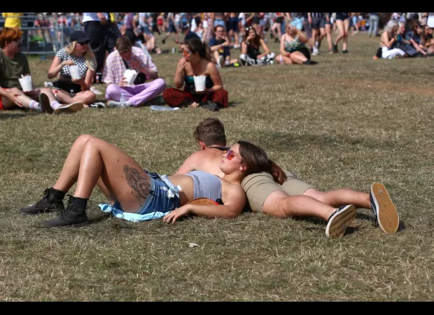 London is experiencing a heat wave with temperatures reaching 30°C, prompting a warning about the potential health risks.