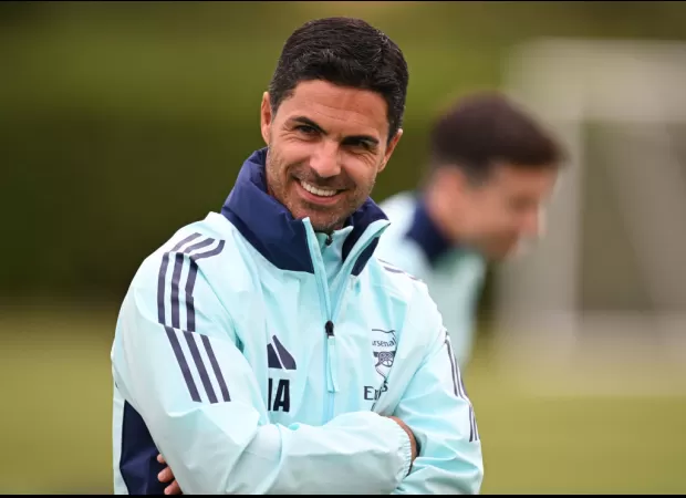 Former Arsenal player suggests team needs a strong and aggressive striker like a past star player.