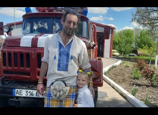 Delivering pizza in Ukraine was a dangerous task, involving avoiding landmines and suicide drones, but thousands of pizzas were still successfully delivered.