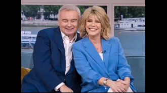Despite splitting from Ruth Langsford, Eamonn Holmes continues to wear his wedding ring after almost 2 months.