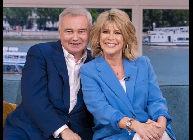 Despite splitting from Ruth Langsford, Eamonn Holmes continues to wear his wedding ring after almost 2 months.