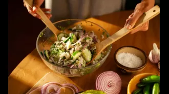 The article offers 4 healthy summer recipes.