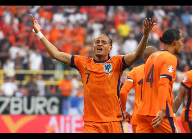 Man Utd competing for PSG player, but opponents optimistic about loan agreement.