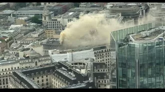 A restaurant in London catches fire, causing smoke to fill the surrounding area.