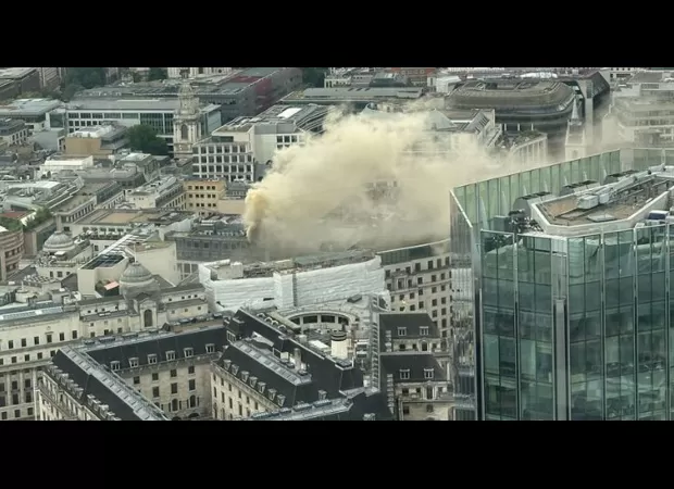 A restaurant in London catches fire, causing smoke to fill the surrounding area.